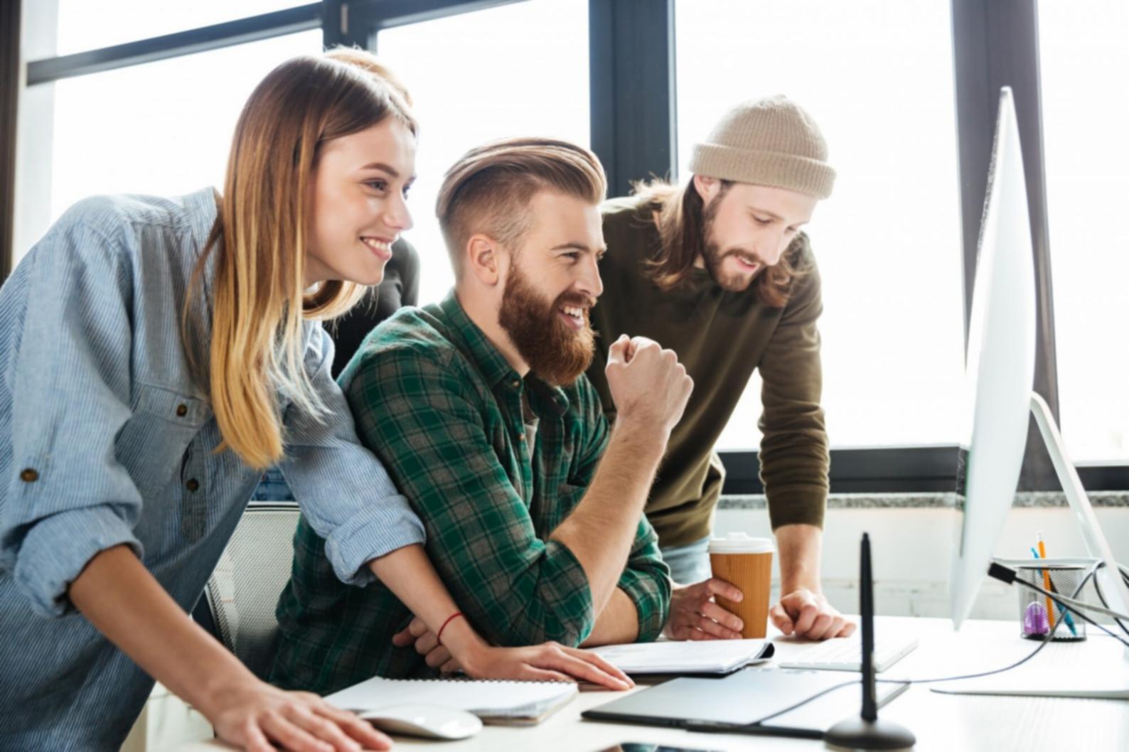 Gruppo di professionisti in discussione collaborativa
