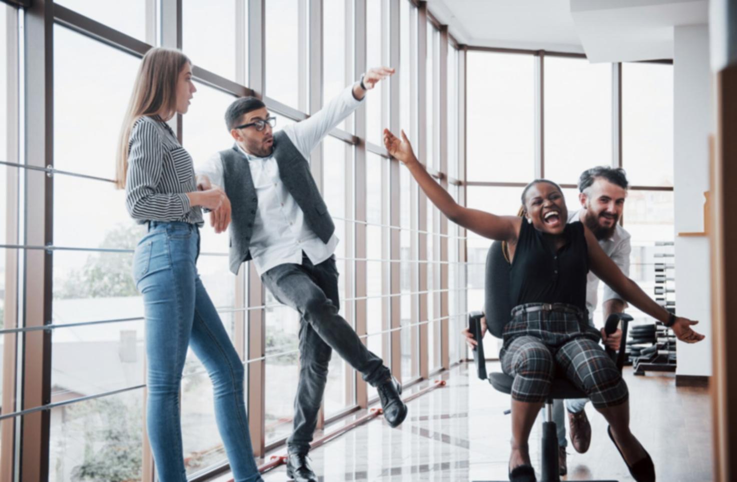 Professionista che comunica con fiducia durante una conversazione strategica